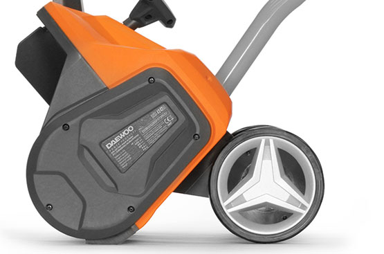 The snowplow is rechargeable DAEWOO DAST 4242Li