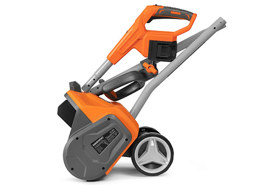 The snowplow is rechargeable DAEWOO DAST 4242Li